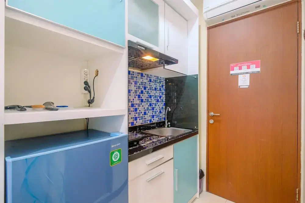 Джакарта: Homey And Cozy Living Studio Room At Tifolia Apartment
