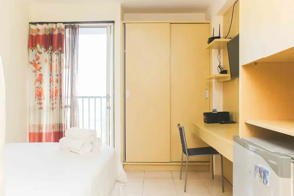 Джакарта: Homey And Comfort Studio At Tifolia Apartment