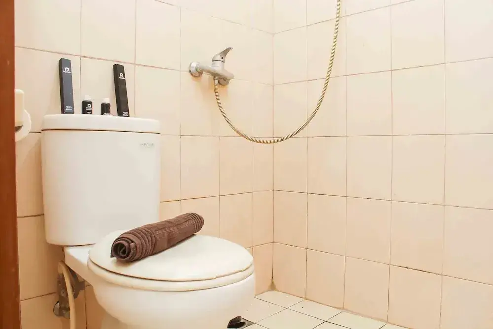 Джакарта: Homey And Comfort Studio At Tifolia Apartment