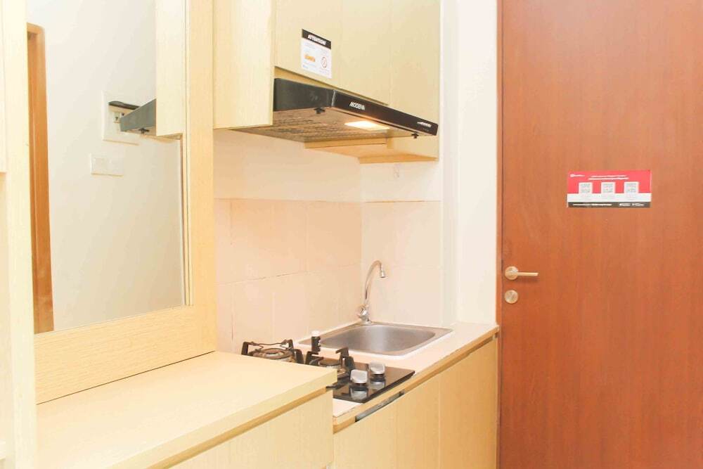 Джакарта: Homey And Comfort Studio At Tifolia Apartment