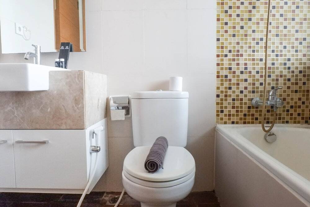 Сурабая: Vibrant Luxurious 2Br Apartment At Aryaduta Residence Connected To Cito Mall