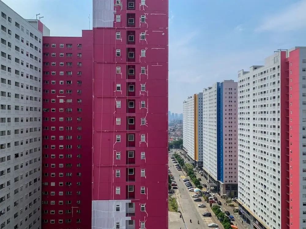 Джакарта: Modern Look And Comfortable 2Br Green Pramuka City Apartment