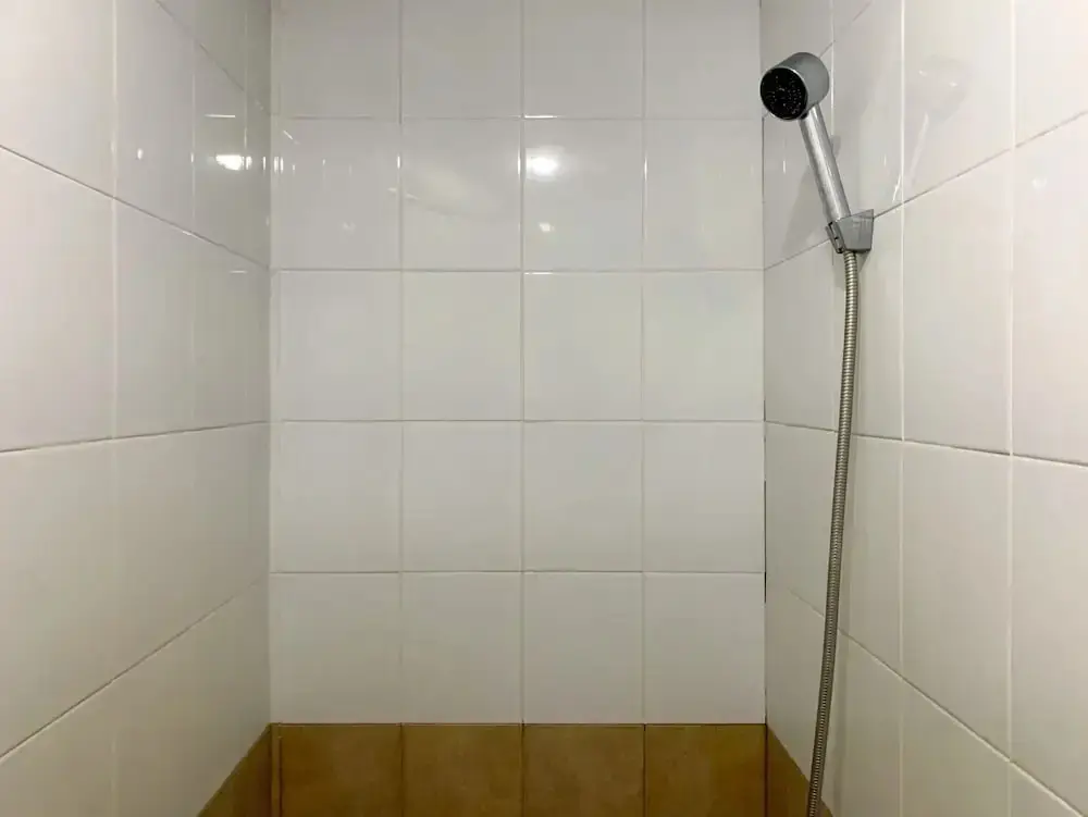 Джакарта: Modern Look And Comfortable 2Br Green Pramuka City Apartment