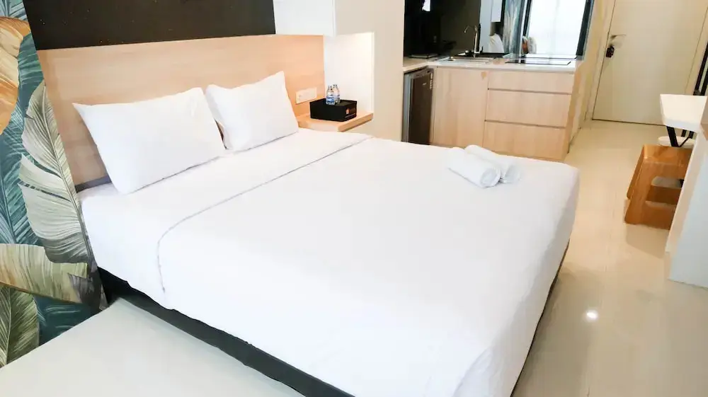 Сурабая: Homey And Tidy Studio At Supermall Mansion Apartment