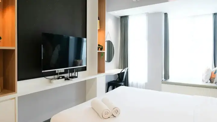 Сурабая: Homey And Tidy Studio At Supermall Mansion Apartment