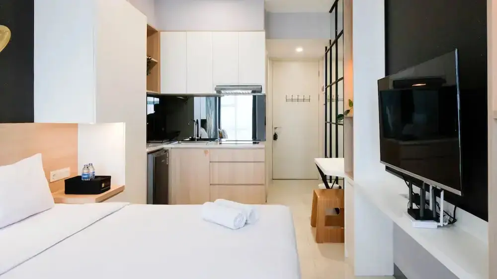 Сурабая: Homey And Tidy Studio At Supermall Mansion Apartment