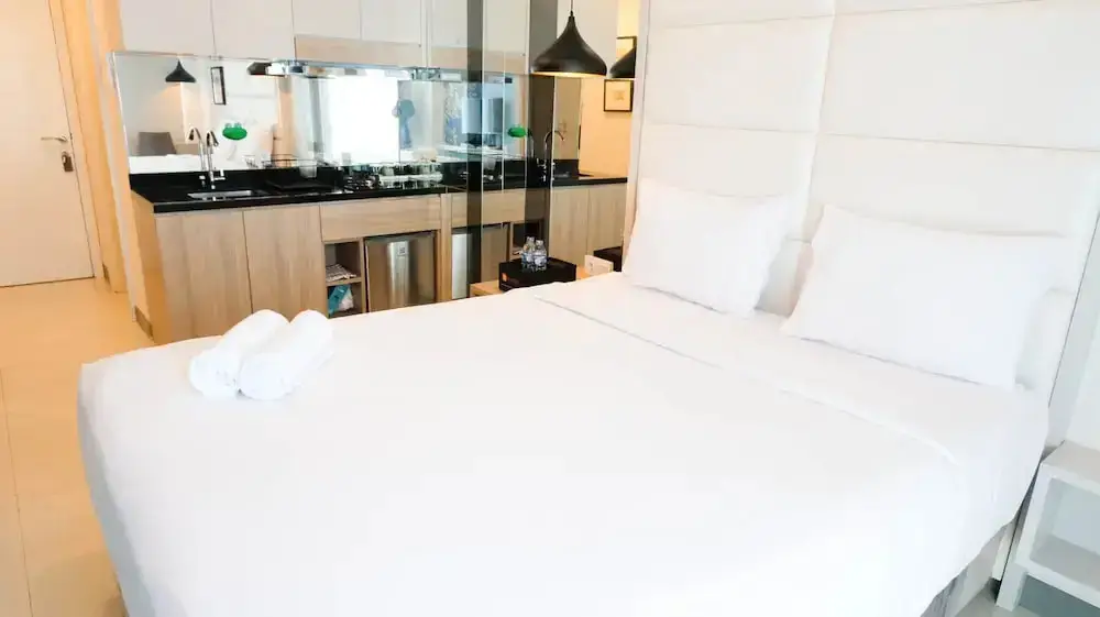Сурабая: Cozy Livng Studio Connected With Mall At Supermall Mansion Apartment