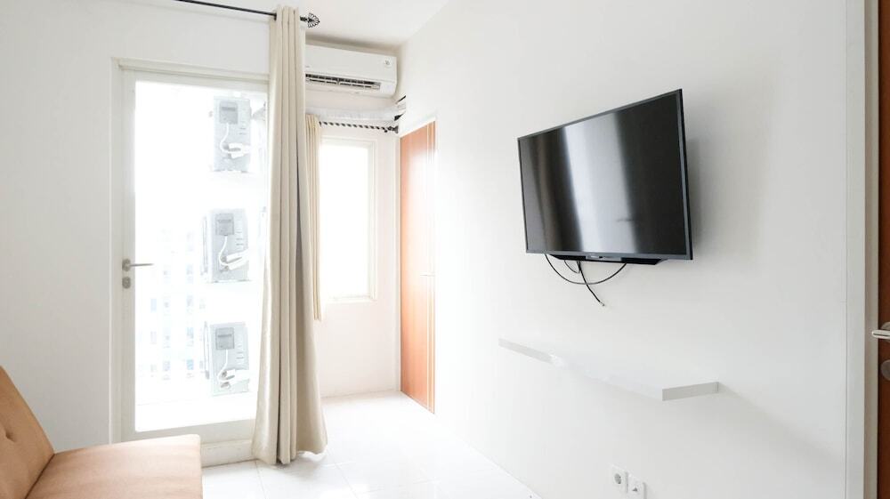 Сурабая: Homey And Cozy Living 2Br Apartment At Puncak Cbd