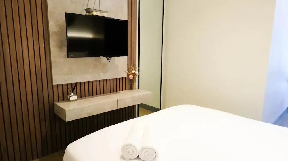 Сурабая: Aesthetic 2Br Connected To Mall At Supermall Mansion Apartment