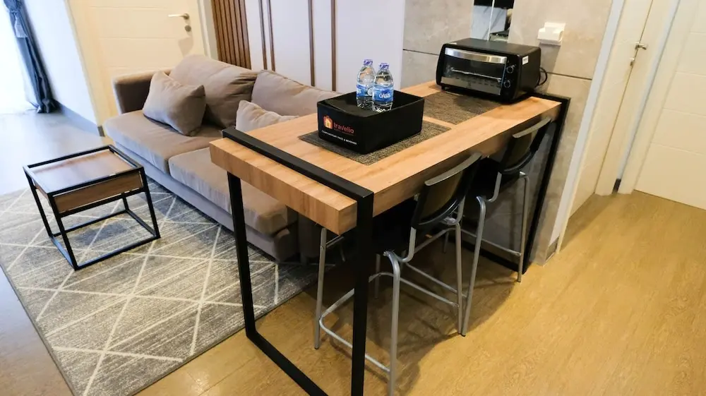 Сурабая: Aesthetic 2Br Connected To Mall At Supermall Mansion Apartment