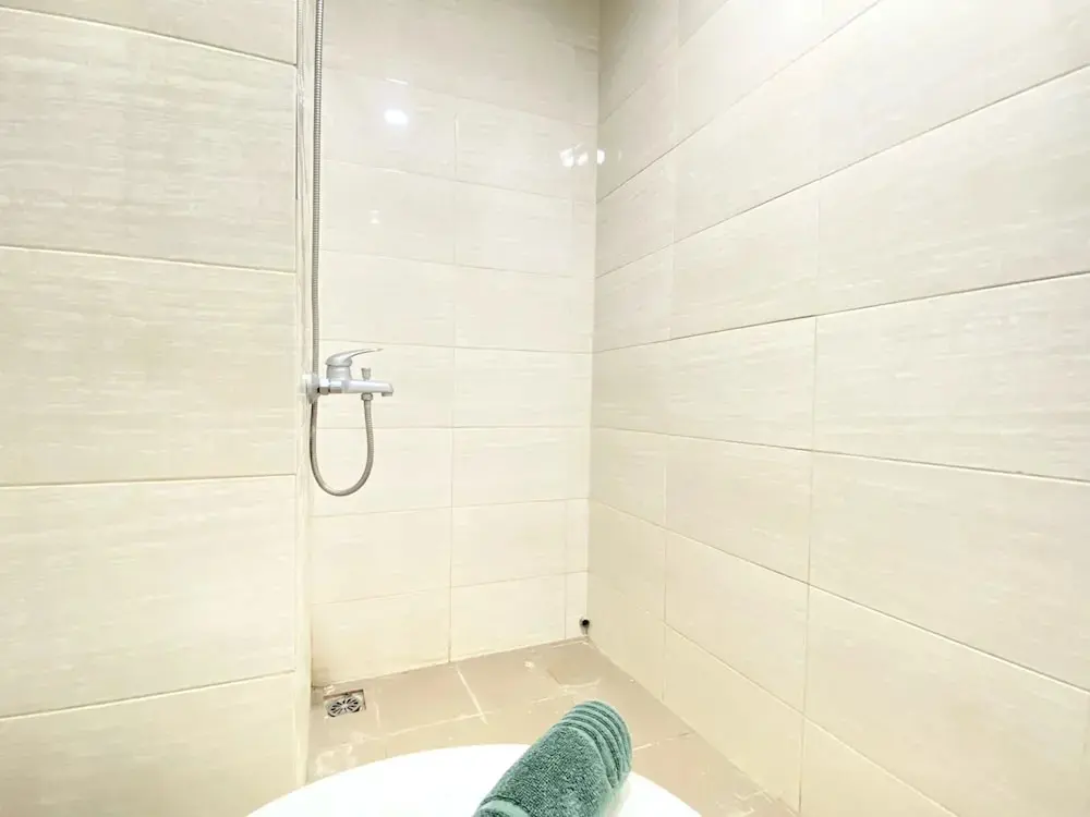 Бандунг: Homey Studio Room At Grand Asia Afrika Apartment