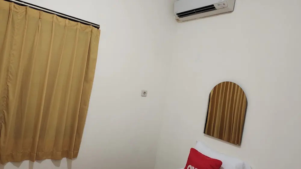 Сурабая: OYO 90870 C16 Siwalankerto Syariah
