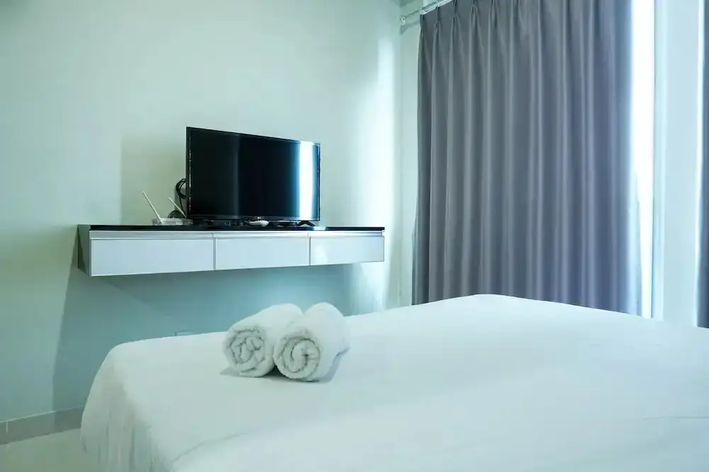 Джакарта: Modern with City View @ Studio Puri Mansion Apartment By Travelio