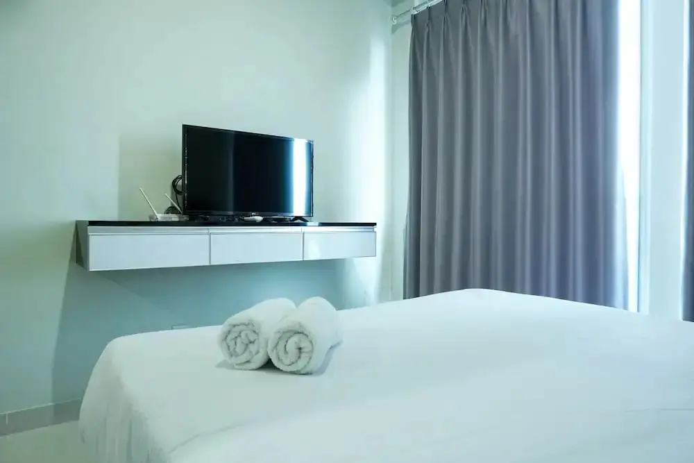 Джакарта: Modern with City View @ Studio Puri Mansion Apartment By Travelio
