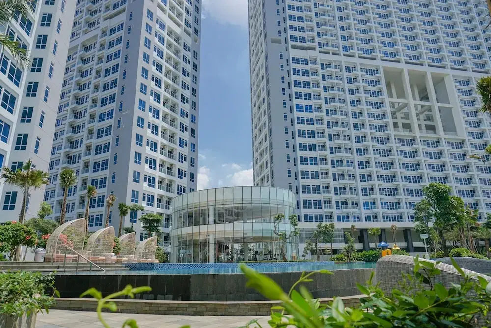 Джакарта: Modern with City View @ Studio Puri Mansion Apartment By Travelio