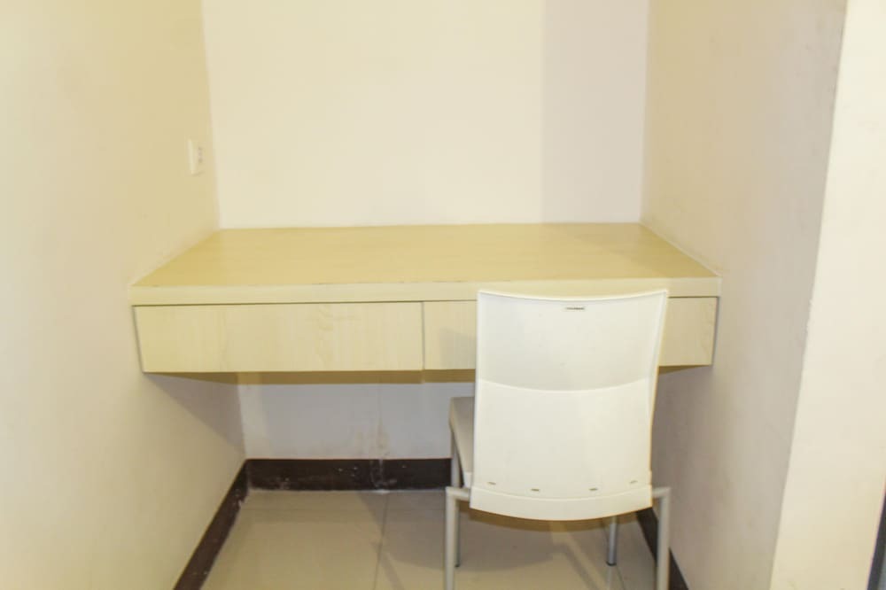 Тангеранг: Homey and Simply Furnished Studio Apartment at 19 Avenue