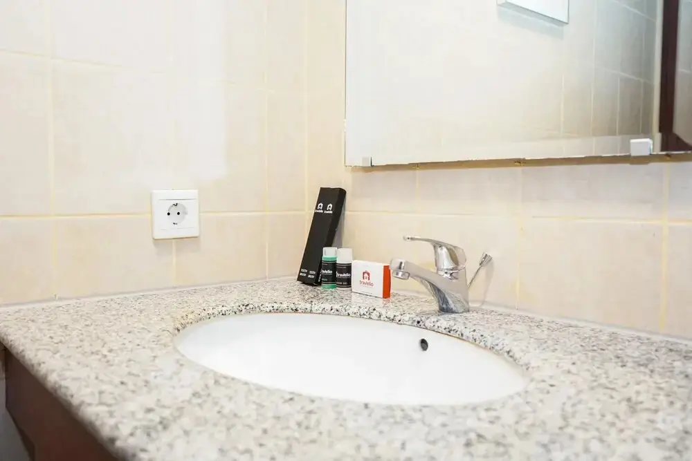 Джакарта: Comfy 1BR Queen Bed Ancol Marina Apartment near Dufan