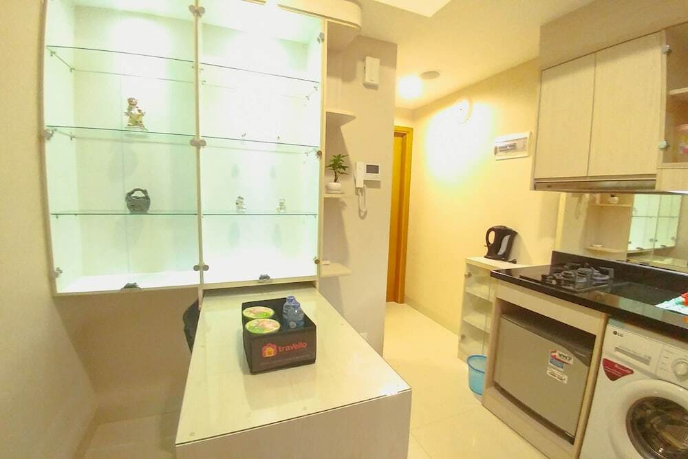 Джакарта: Comfortable 1 Br The Mansion Kemayoran Tower Gloria