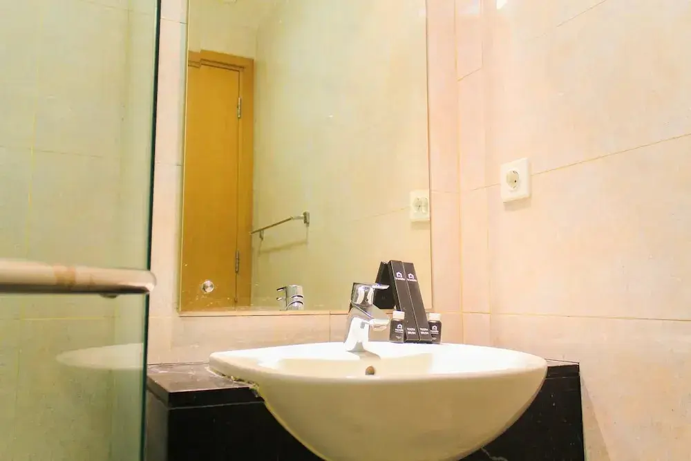 Джакарта: Minimalist 1Br With City View At The Mansion Kemayoran Apartment