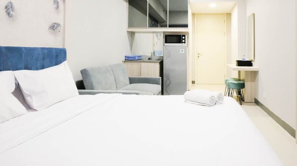 Сурабая: Wonderful And Comfy Studio (No Kitchen) At Supermall Mansion Apartment