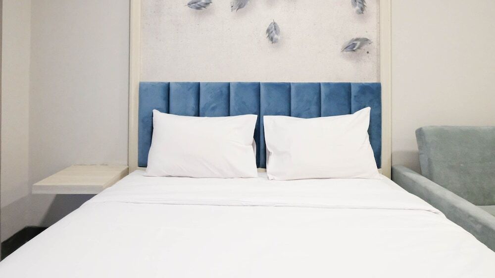 Сурабая: Wonderful And Comfy Studio (No Kitchen) At Supermall Mansion Apartment