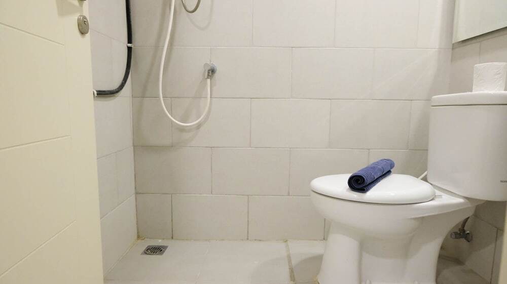 Сурабая: Wonderful And Comfy Studio (No Kitchen) At Supermall Mansion Apartment