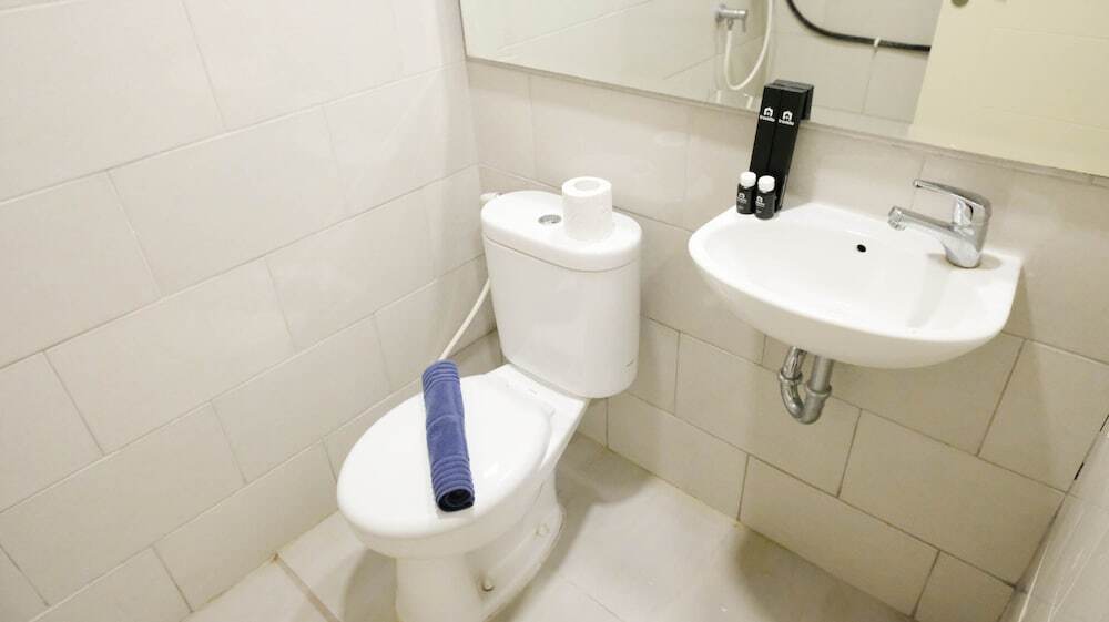 Сурабая: Wonderful And Comfy Studio (No Kitchen) At Supermall Mansion Apartment