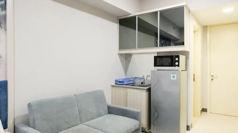 Сурабая: Wonderful And Comfy Studio (No Kitchen) At Supermall Mansion Apartment