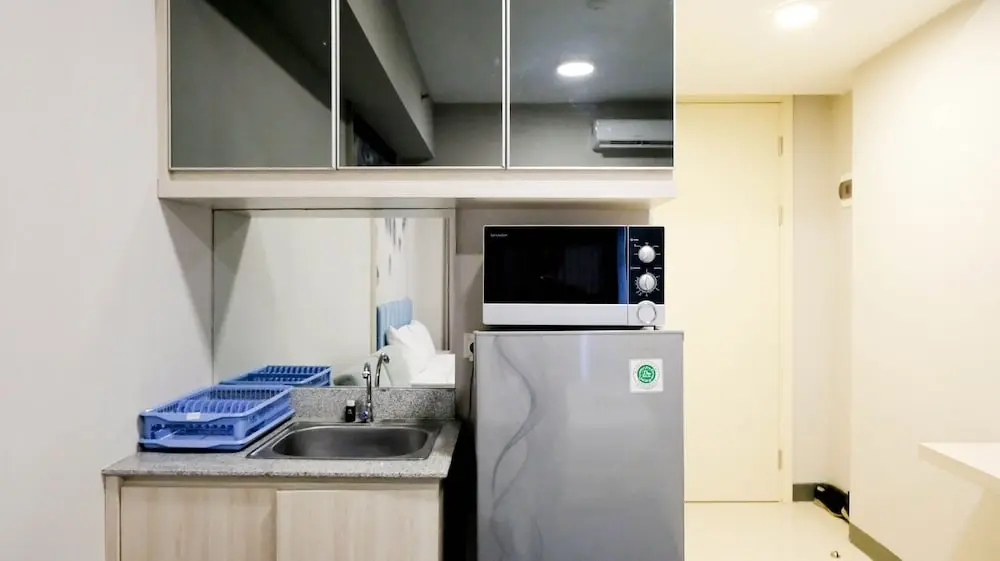 Сурабая: Wonderful And Comfy Studio (No Kitchen) At Supermall Mansion Apartment