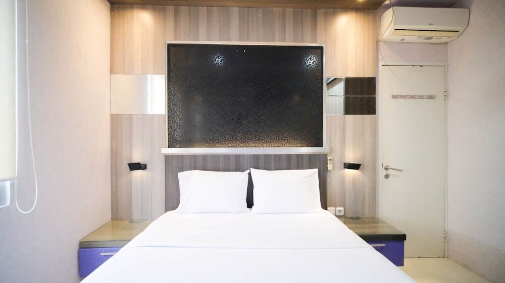 Сурабая: Best Location And Homey 2Br At Twin Tower Apartment