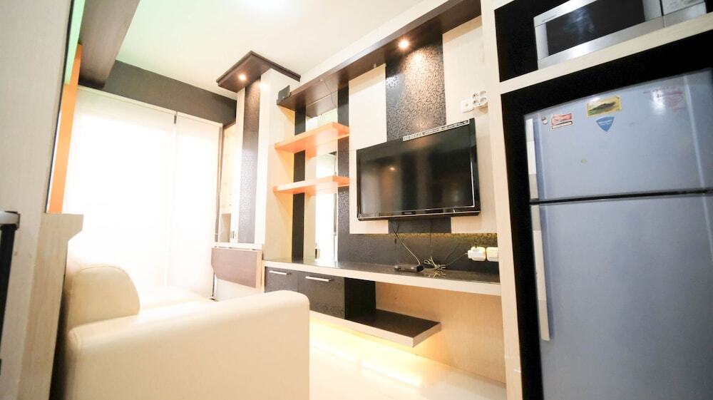 Сурабая: Best Location And Homey 2Br At Twin Tower Apartment