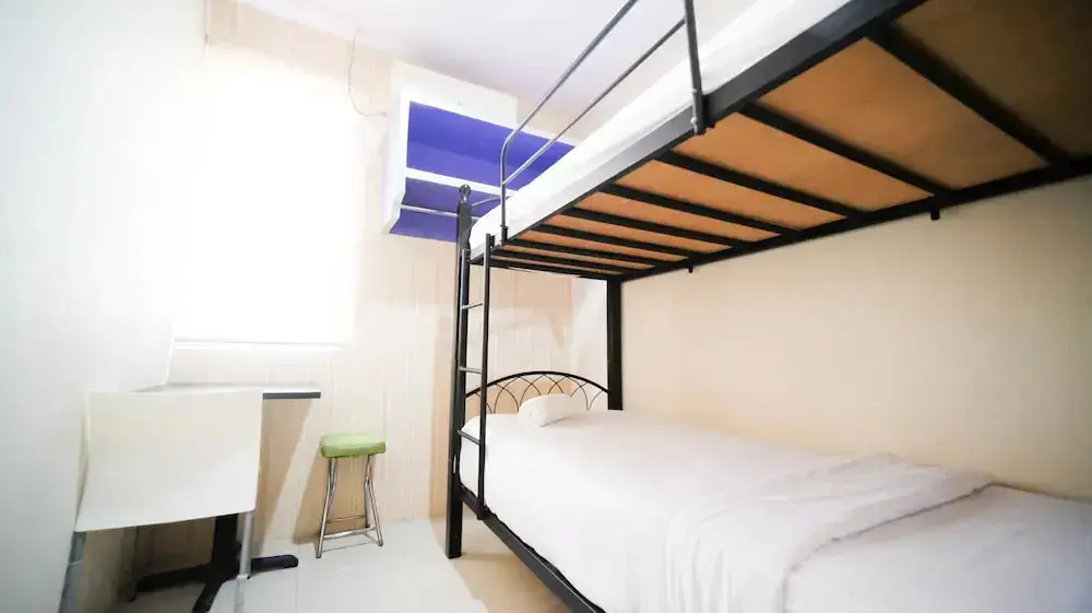 Сурабая: Best Location And Homey 2Br At Twin Tower Apartment