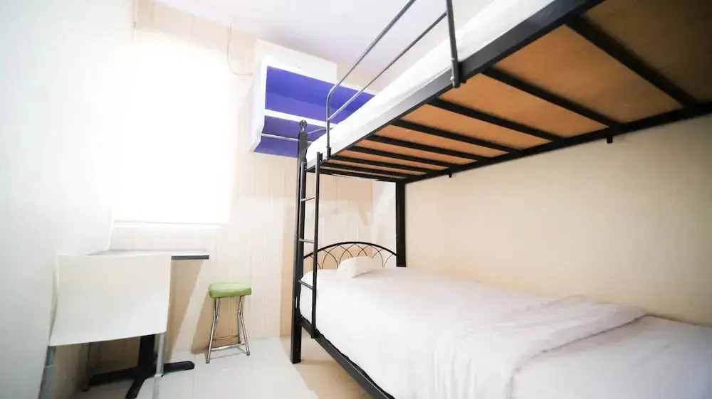 Сурабая: Best Location And Homey 2Br At Twin Tower Apartment