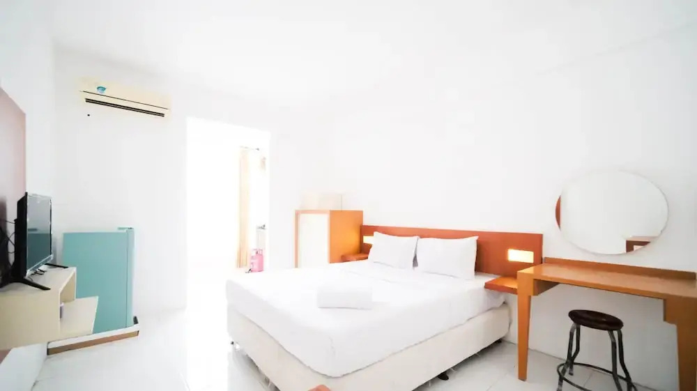 Сурабая: Homey Studio Apartment At Dian Regency