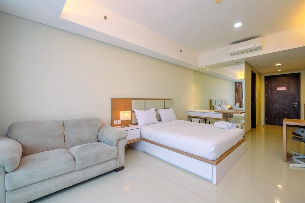 Джакарта: Cozy Living And Spacious Studio At 28Th Floor Kemang Village Apartment