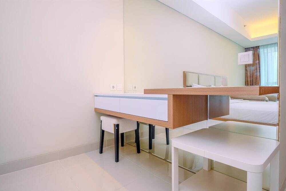Джакарта: Cozy Living And Spacious Studio At 28Th Floor Kemang Village Apartment