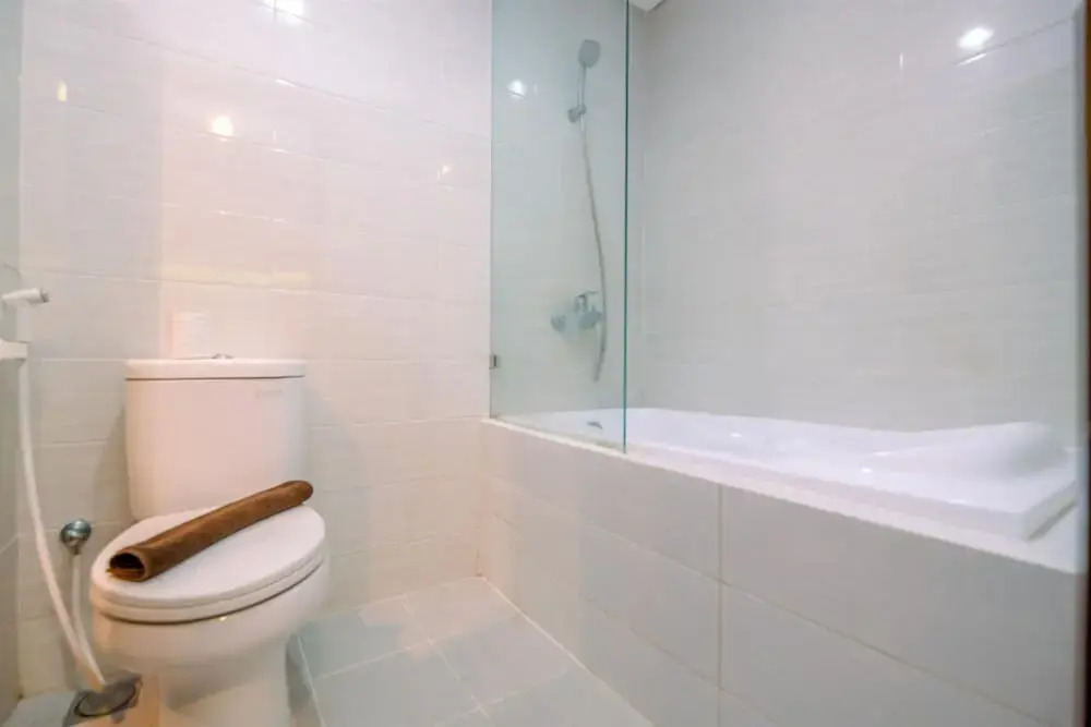Джакарта: Cozy Living And Spacious Studio At 28Th Floor Kemang Village Apartment