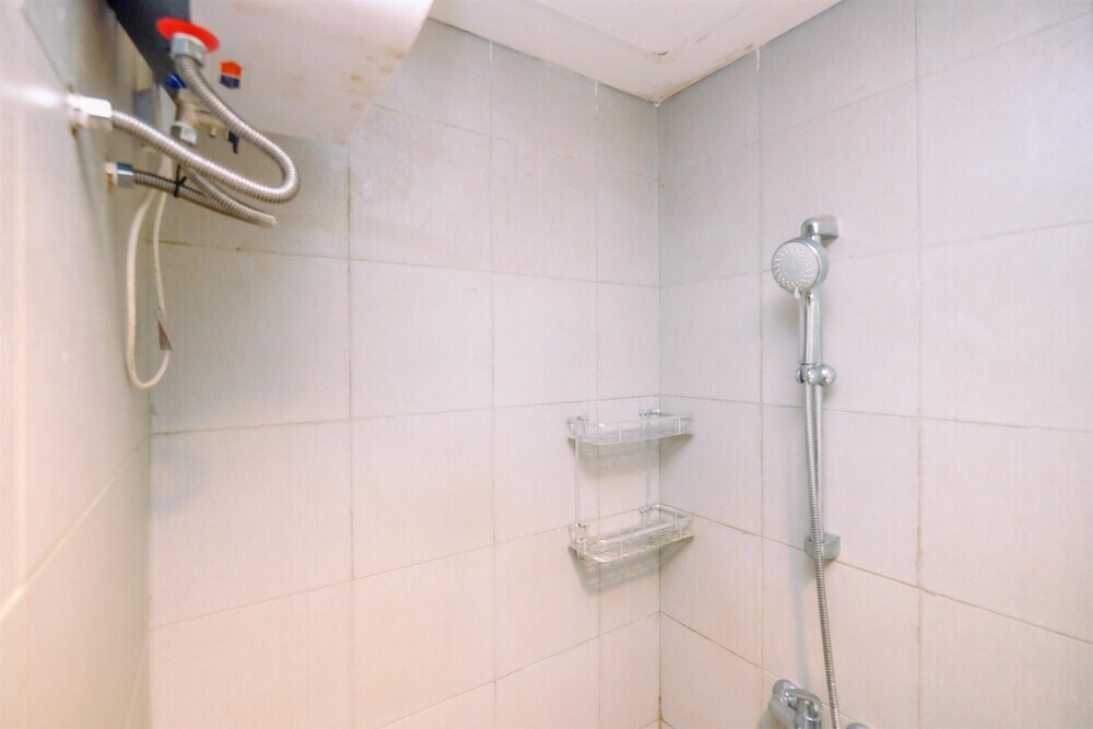 Богор: Homey And Simply Look Studio Room At Bogor Icon Apartment