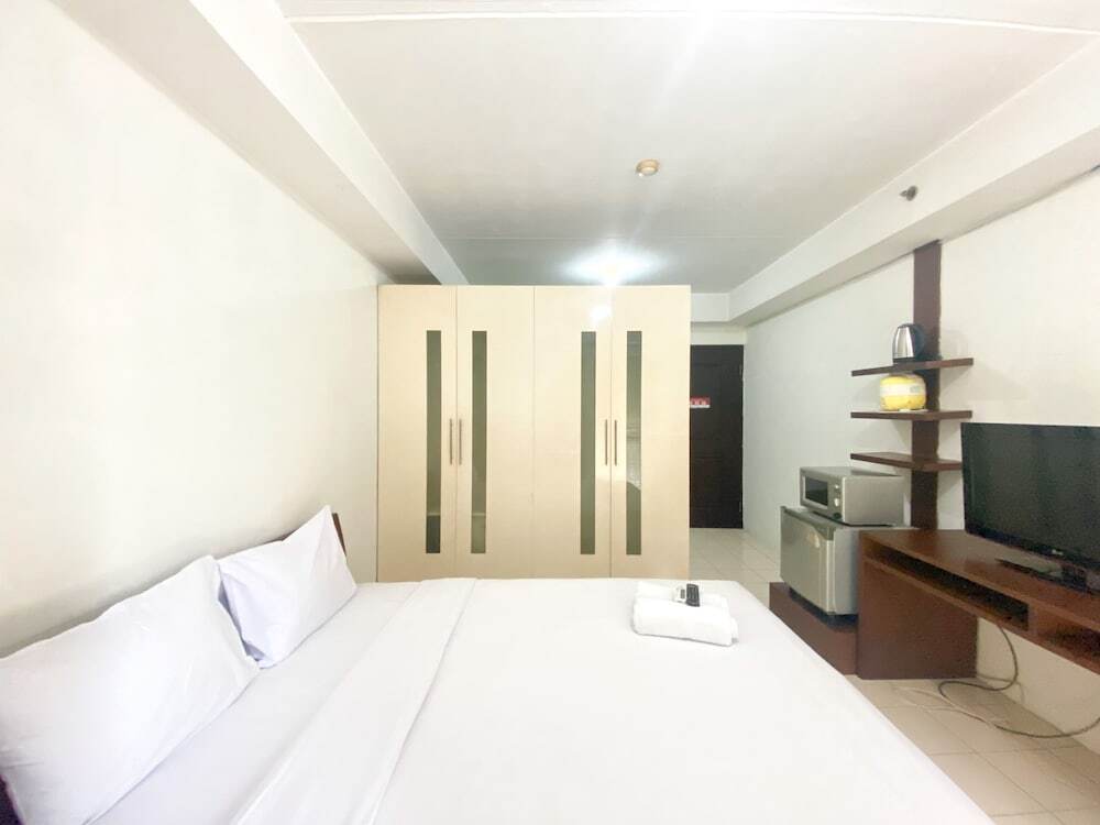 Чикаранг: Cozy Stay Studio Room (No Kitchen) At Metropark Condominium Jababeka Apartment