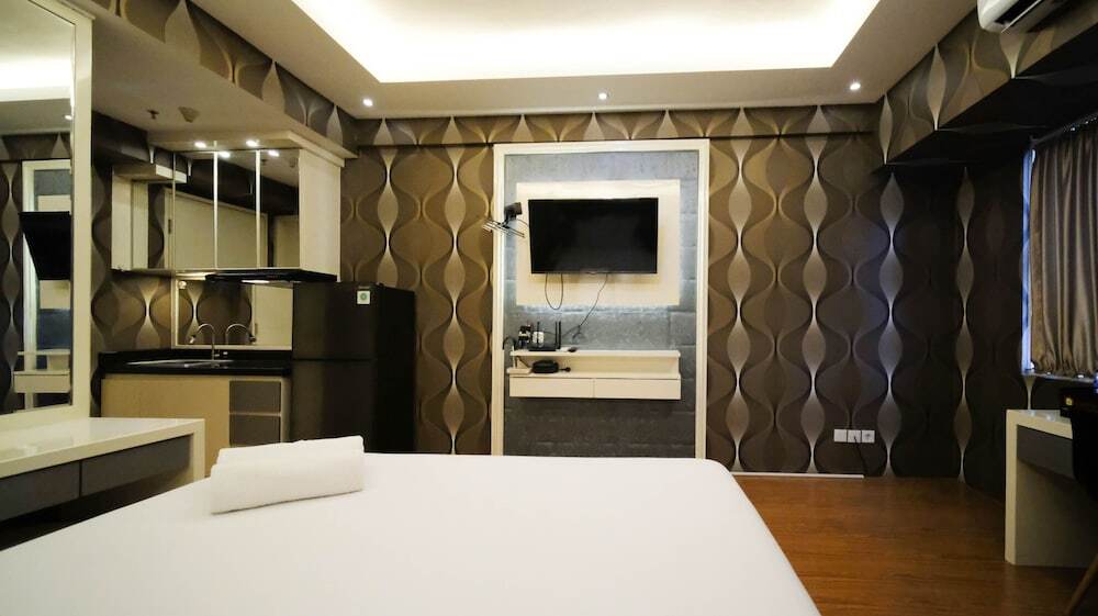 Сурабая: Comfy Studio Connected To Mall At Tanglin Supermall Mansion Apartment