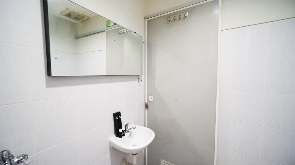 Сурабая: Homey And Comfy 2Br At Dian Regency Apartment