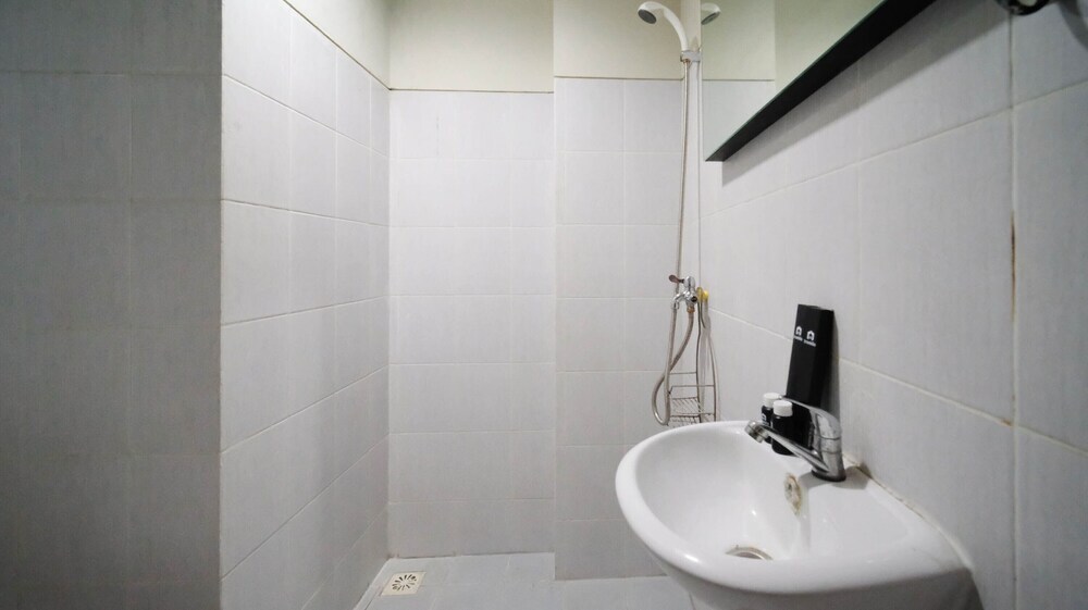Сурабая: Homey And Comfy 2Br At Dian Regency Apartment
