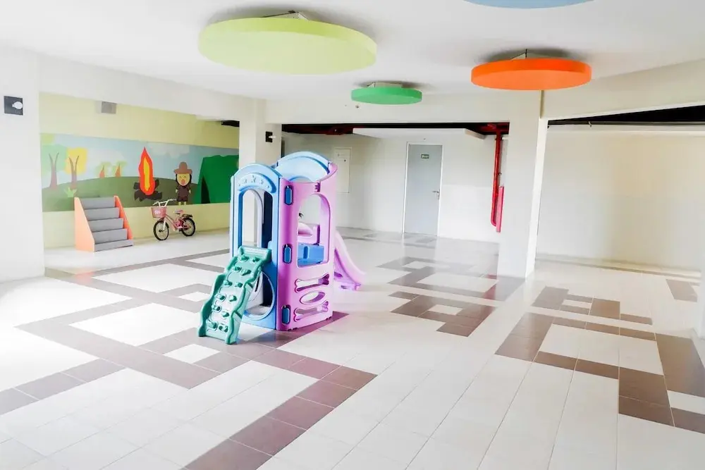 Сурабая: Homey And Comfy 2Br At Dian Regency Apartment
