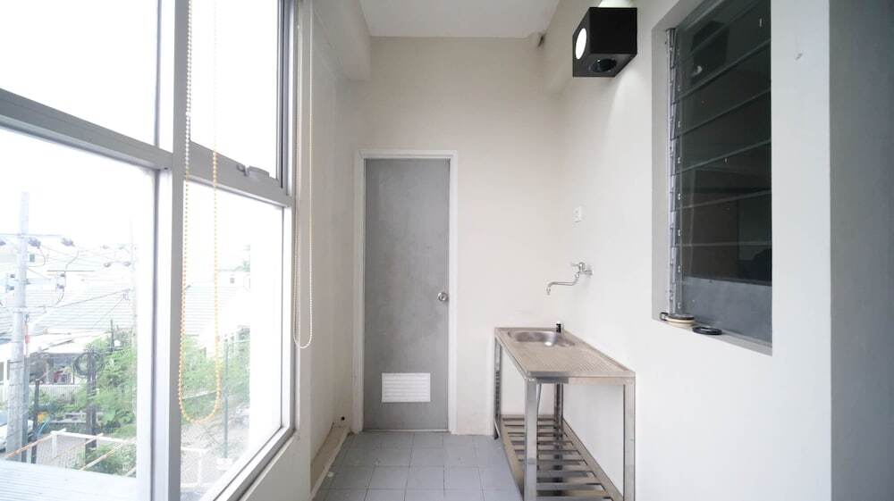 Сурабая: Homey And Comfy 2Br At Dian Regency Apartment