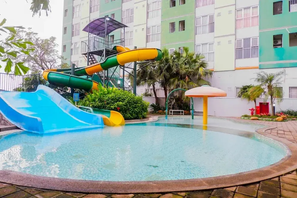 Сурабая: Homey And Comfy 2Br At Dian Regency Apartment