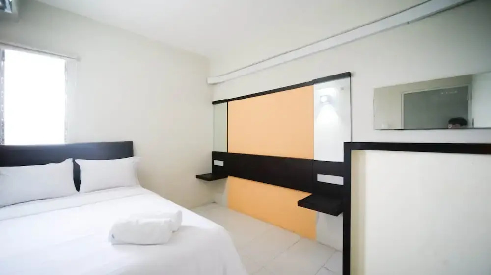 Сурабая: Homey And Comfy 2Br At Dian Regency Apartment