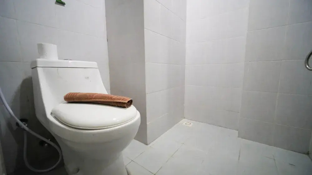Сурабая: Homey And Comfy 2Br At Dian Regency Apartment