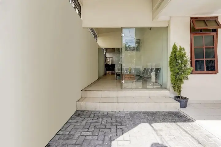 Сурабая: Oyo 91361 Benlin D'kost Syariah