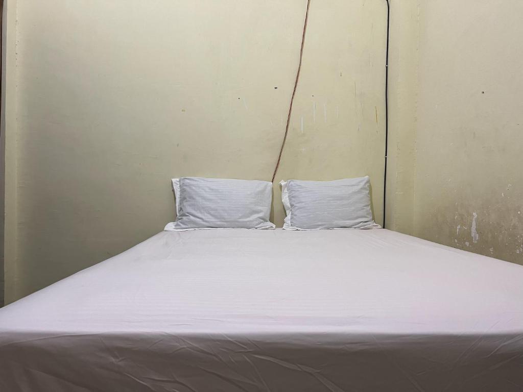 Макассар: OYO 92100 Kost Biru