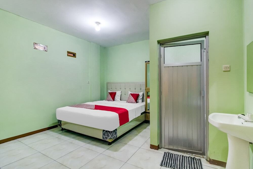 Чиребон: OYO 91216 Siliwangi Guest House Syariah Cirebon
